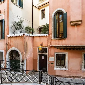 https://hotel-casa-verardo.hotelslidodijesolo.com